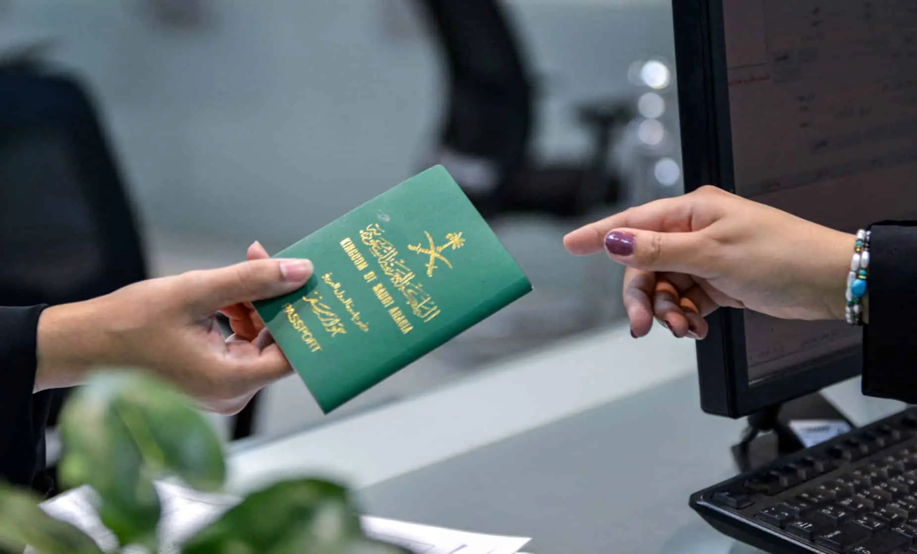 Saudi Arabia Abolishes Visa Stickers in Passports for UAE, India, and Five Other Countries